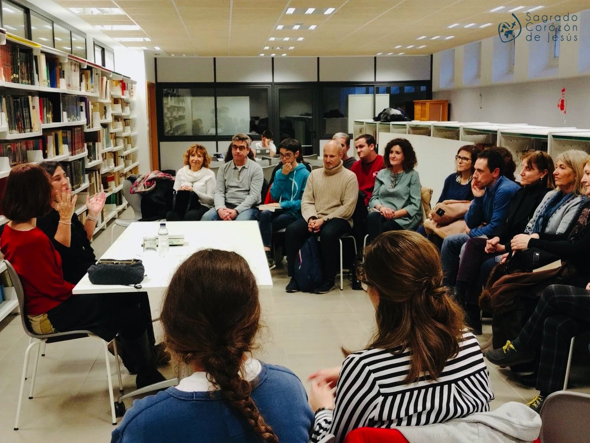 sagradocorazonz's tweet photo. ¡El pasado jueves contamos con una visita muy especial en nuestro colegio! La escritora @irenevalmore encandiló a los miembros de nuestro club de #ectura en una charla realizada en nuestra biblioteca. ¡Muchas gracias por esta gran jornada! 📖❤ 
#Zaragoza #colegio #leer #libros https://t.co/cMHgnwjbdb