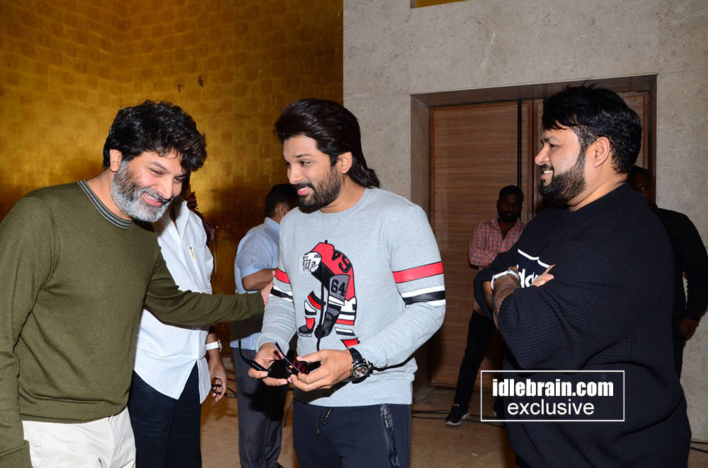 AAFA_Warangal's tweet photo. #TeamAvpl Thanks meet ❤❤
Sankranthi winner
❤❤

@alluarjun  #TrivikramSrinivas Garu @MusicThaman
@hegdepooja @iamSushanthA
 #Bramanandam Garu #Harshvardan  

#AlaVaikunthapurramuloo
#SankranthiWinnerAVPL
 @imsarathchandra
@SKNonline 

#TeamAAYW @AAYWOnline  @ratankmr6 https://t.co/EbyD2WXW4w