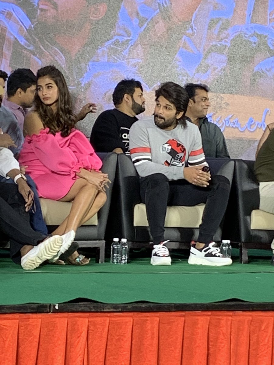 AAFA_Warangal's tweet photo. #TeamAvpl Thanks meet ❤❤
Sankranthi winner
❤❤

@alluarjun  #TrivikramSrinivas Garu @MusicThaman
@hegdepooja @iamSushanthA
 #Bramanandam Garu #Harshvardan  

#AlaVaikunthapurramuloo
#SankranthiWinnerAVPL
 @imsarathchandra
@SKNonline 

#TeamAAYW @AAYWOnline  @ratankmr6 https://t.co/EbyD2WXW4w