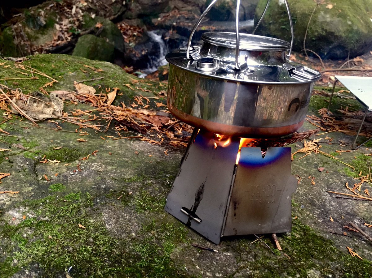 コモレビ L ブッシュクラフト 正解 さすがしば太郎さん ケトルの底が大きいので置く場所間違えると落ちそうw ゴトクをつけた方がいいかもです