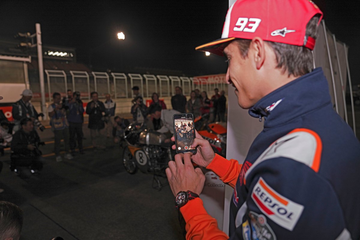 box_repsol's tweet photo. Todos tenemos pasiones y las nuestras son #MM93 y el #EquipoRepsol😍
¿Y la del 93? Creemos saber cuál es.🤳🏍
#FotazasEquipoRepsol2019
We all have passions and ours are #MM93 and the #RepsolTeam😍
And 93’s passion? I think we all know what that is.🤳🏍
#RepsolTeamPics2019 https://t.co/qx7U9QhPx0