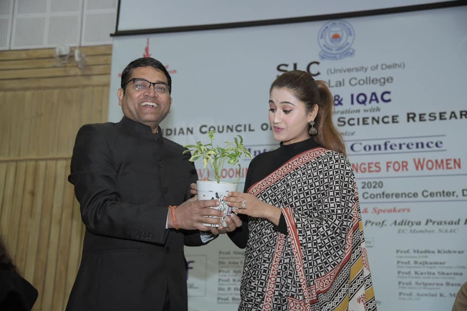 ArushiNishank's tweet photo. It was indeed an honour to be the chief guest at the #InternationalConference on "Through a (new) Looking Glass: Challenges for Women in 21st Century" organized by #WomenDevelopmentCell, #SLC, University of Delhi. https://t.co/3DwM8U064X