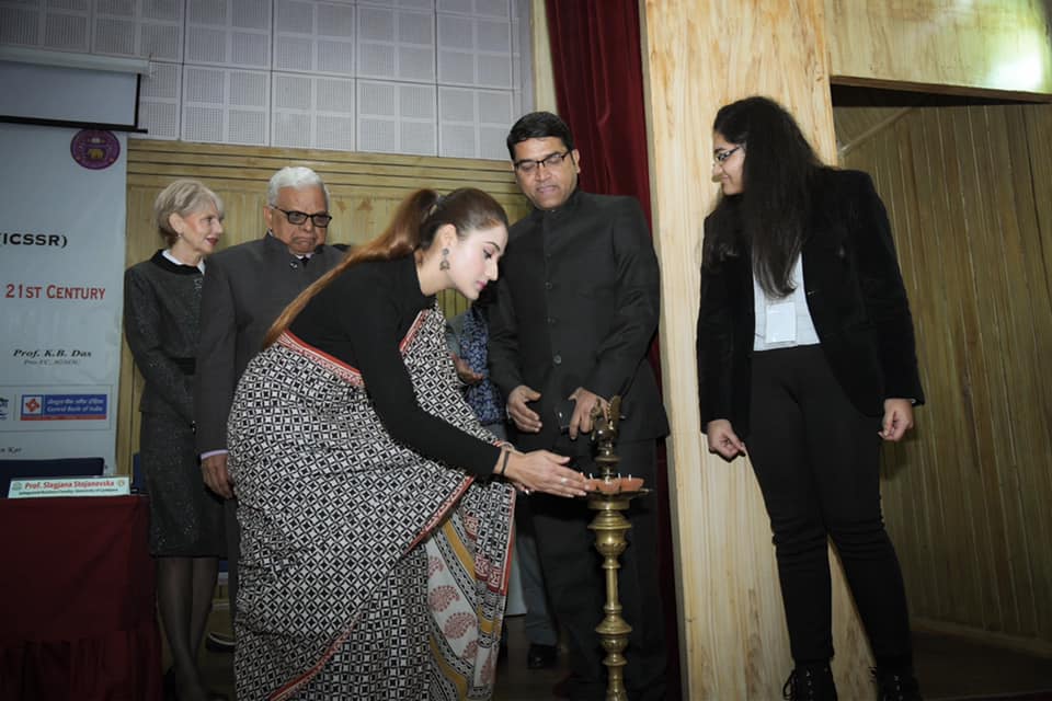 ArushiNishank's tweet photo. It was indeed an honour to be the chief guest at the #InternationalConference on "Through a (new) Looking Glass: Challenges for Women in 21st Century" organized by #WomenDevelopmentCell, #SLC, University of Delhi. https://t.co/3DwM8U064X