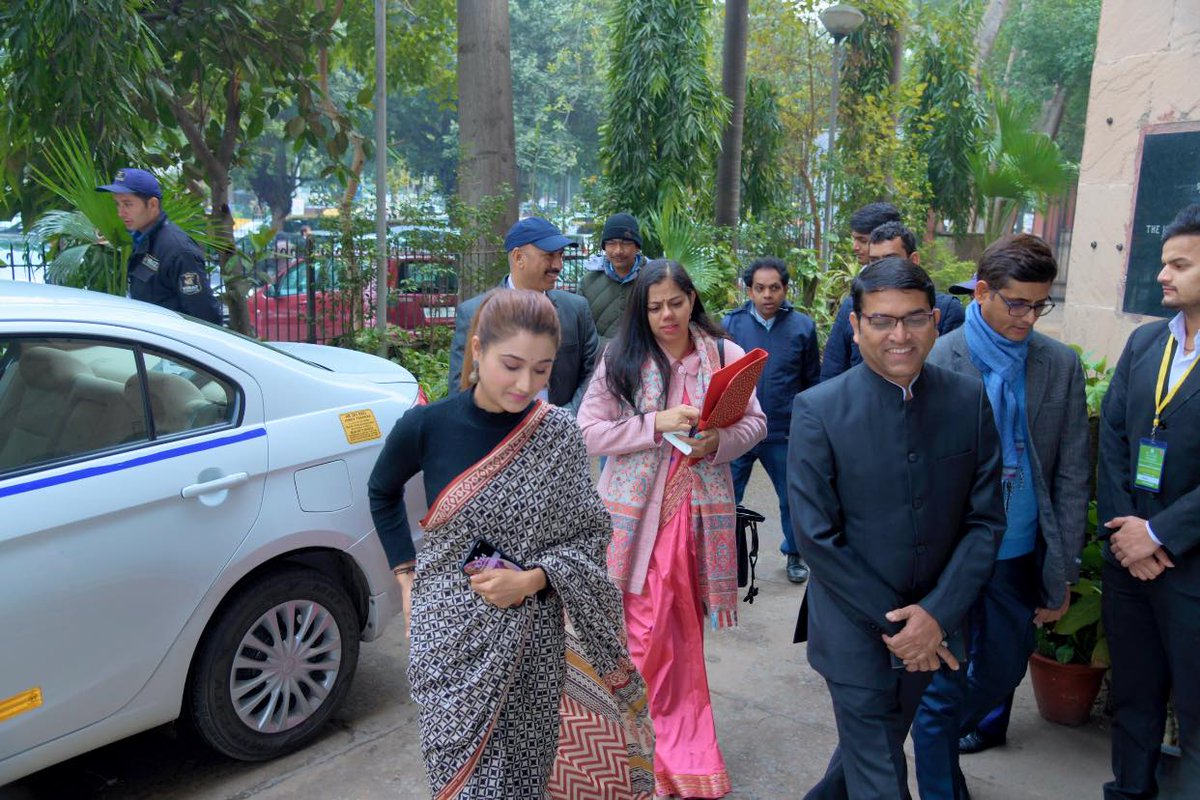 ArushiNishank's tweet photo. It was indeed an honour to be the chief guest at the #InternationalConference on "Through a (new) Looking Glass: Challenges for Women in 21st Century" organized by #WomenDevelopmentCell, #SLC, University of Delhi. https://t.co/3DwM8U064X