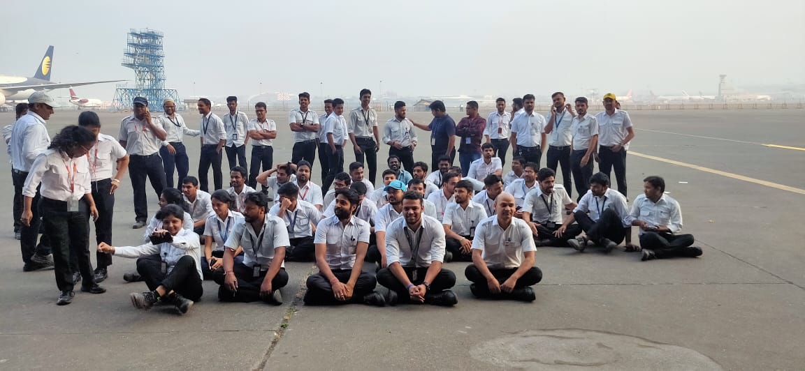 sohail101513's tweet photo. Aircraft Maintenance Technicians from Air India Mumbai on strike!
#NoSalaryNoWork #AirIndiaAMTStrike
@HardeepSPuri @airindiain @MoCA_GoI
Please fulfill their genuine demands sir, they're working under wages.
Even a cleaner in Air India gets more salary than these technicians. https://t.co/lDSb5hQ1O9