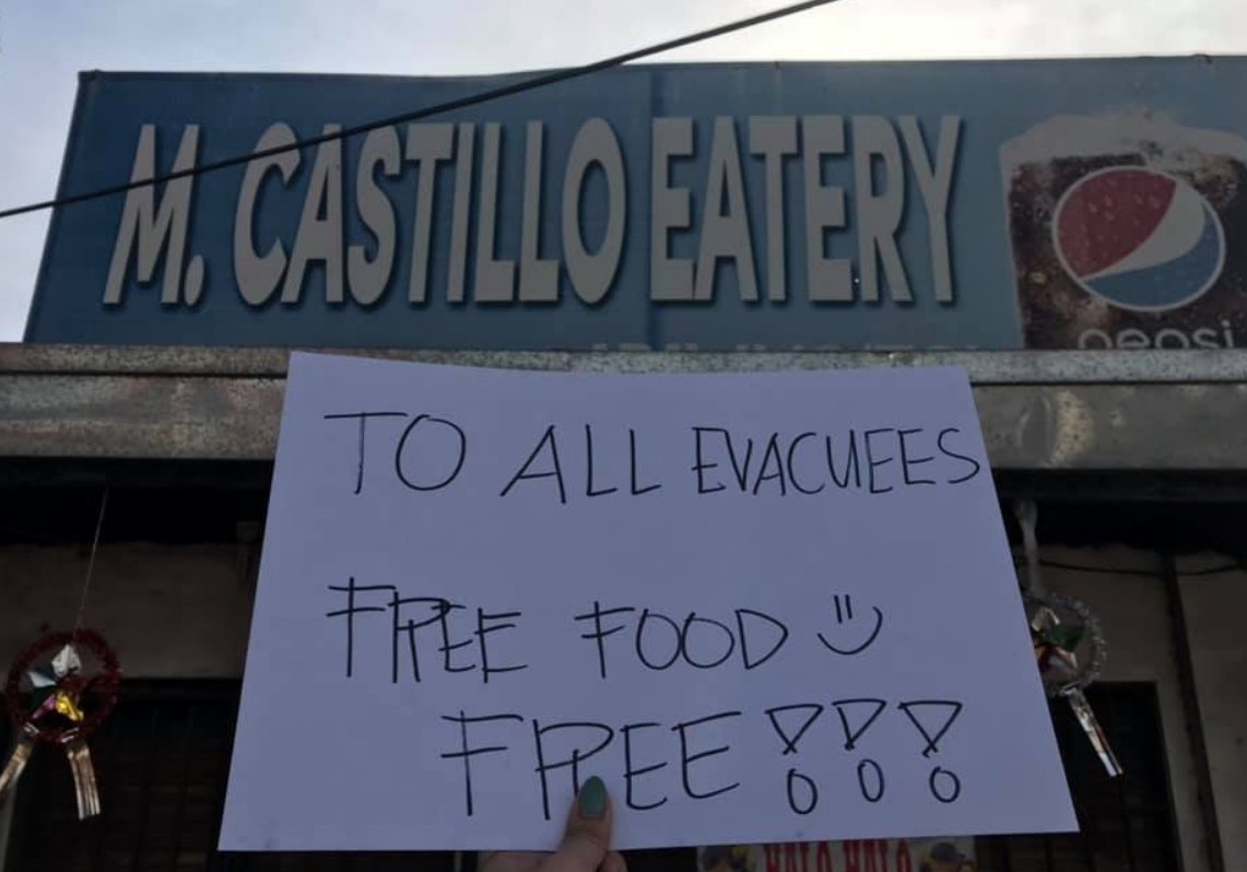 RadyoLaVerdad's tweet photo. Libreng pagkain para sa mga evacuees na apektado ng pagsabog ng Bulkang Taal sa Manghinao, Bauan, Batangas, ipinagkaloob ng M. Castillo Eatery.
https://t.co/rVEWzU8lWe

📷: Angel Efryl Castillo

#TaalEruption2020 #INGATKAsangbahay https://t.co/X7X3COPP7b