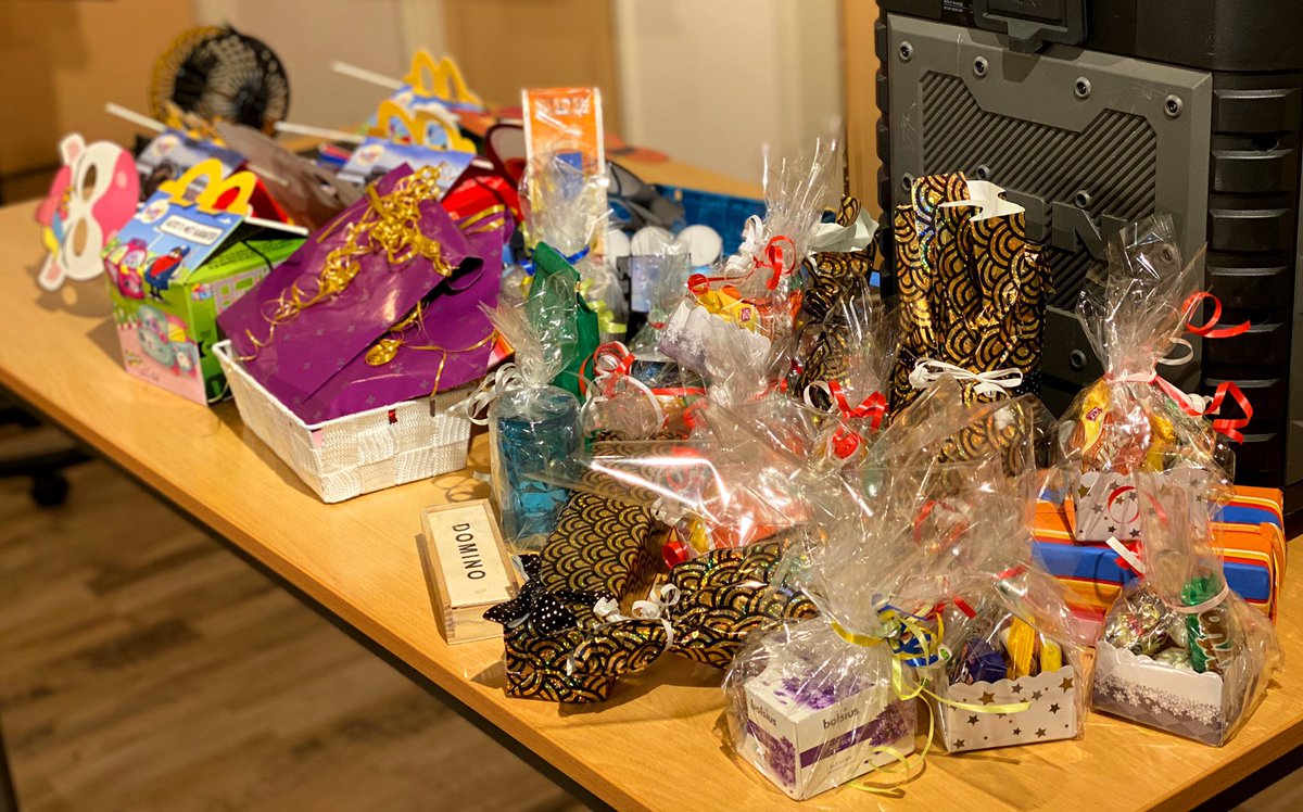 #Open_Mind_Café is altijd gezellig en leuk met onze deelnemers en de vrienden van onze club🥳✌🏻
Bedankt voor iedreen die heeft een cadeautje mee gebracht 🎁🛍 en bedankt voor iedreen die heeft ons geholpen om deze dag nog mooier en beter te zijn🤩👏🏻
<a href="/gemTiel/">gemeente Tiel</a> <a href="/MozaiekW/">Mozaiek Welzijn</a> <a href="/AjoumNour/">Nour Ajoum</a>