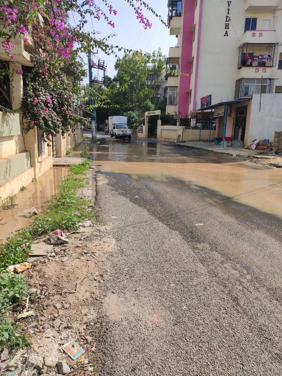 dinus016's tweet image. Need urgent attention cauvery pipes broke underneath of hn Halli lake road sarjapur road entire community spreading with water authorities take action @bwssbchairman @BBMP_MAYOR @timesofindia @kdevforum @TheLakeRoadGuys