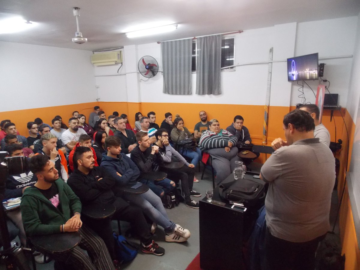 Institutoisped's tweet photo. #Recuerdos Ciclo de Conferencias #ISPeD 2019 @GustavoMhamed conversando con los alumnos de la Carrera de #Comunicación junto al @bochafa https://t.co/KSIrT0X9C6