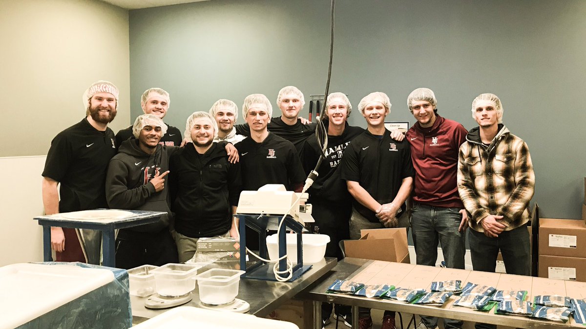 PiperBaseball's tweet photo. This weekend, Hamline Baseball players packed meals for Feed My Starving Children. FMSC hand-packs nutritious meals designed to assist in reversing and preventing undernutrition. Very proud of the work our guys do in the classroom and in our community! https://t.co/lJH7w8SRkx