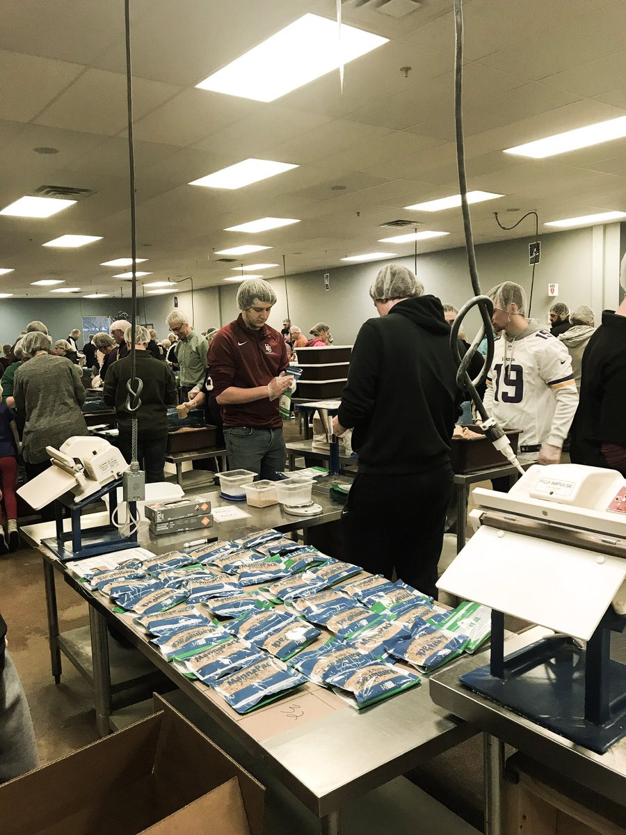PiperBaseball's tweet photo. This weekend, Hamline Baseball players packed meals for Feed My Starving Children. FMSC hand-packs nutritious meals designed to assist in reversing and preventing undernutrition. Very proud of the work our guys do in the classroom and in our community! https://t.co/lJH7w8SRkx