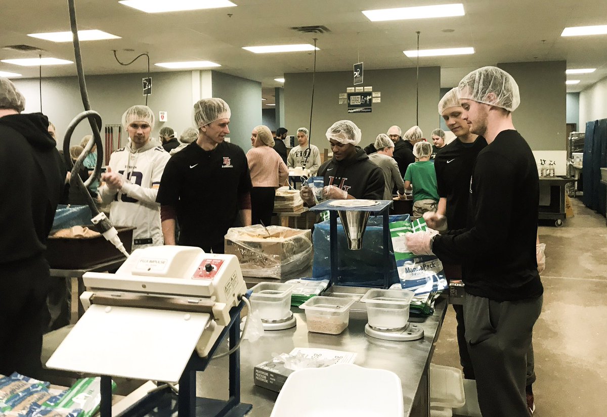 PiperBaseball's tweet photo. This weekend, Hamline Baseball players packed meals for Feed My Starving Children. FMSC hand-packs nutritious meals designed to assist in reversing and preventing undernutrition. Very proud of the work our guys do in the classroom and in our community! https://t.co/lJH7w8SRkx