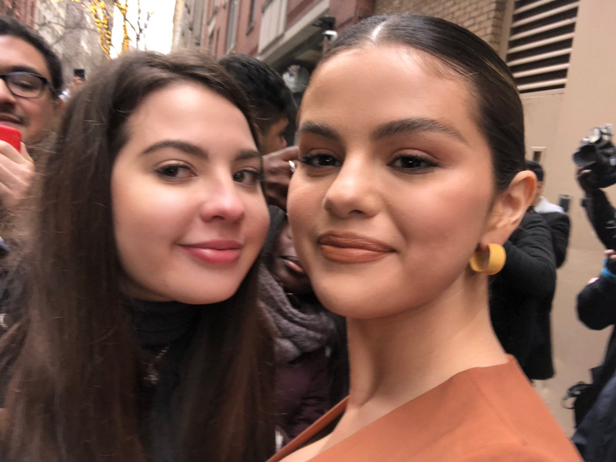 luvraree's tweet photo. I MET SELENA https://t.co/YFFonbfxUw