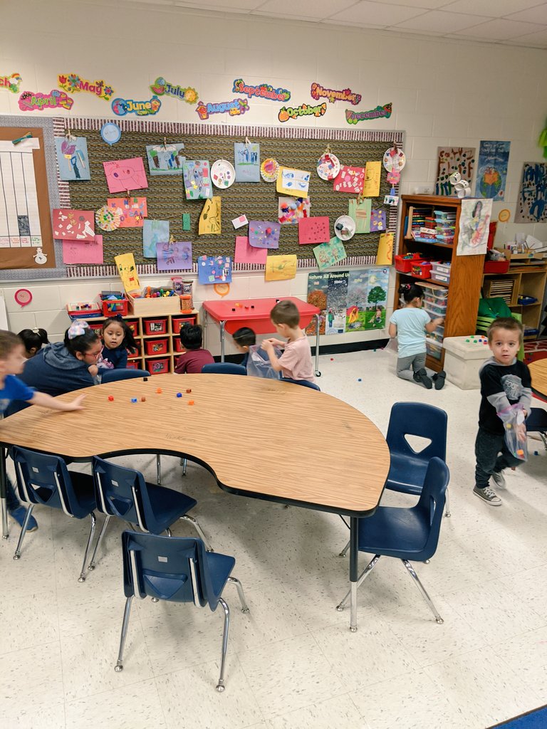 MrsRoberts_511's tweet photo. Ss pretended to be animals looking for food during the summer, gathering as much as they could in 15sec. Then with the food left for winter. Students found less, helping them understand that animals must find another way to live.They hibernate, migrate or hunt.  #BeDoHaveGive https://t.co/NqH8h31lvQ