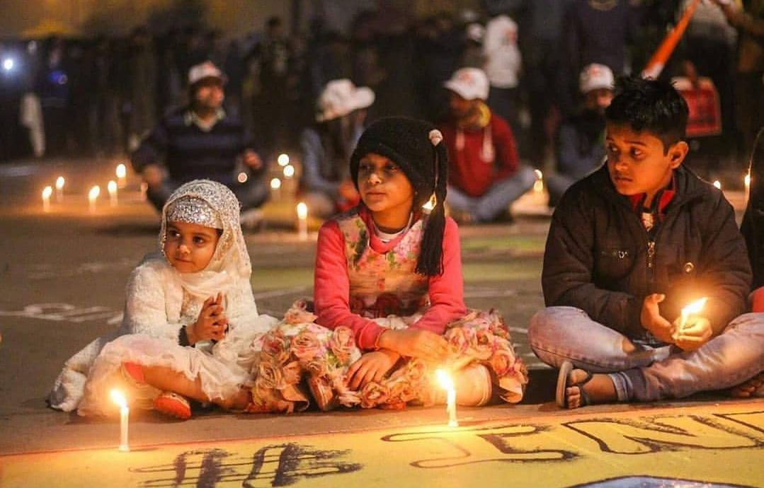 इन मासूमों के हाथों में मोमबत्ती उस जाहिल सरकार के मुंह पर करारा तमाचा है जो कह रही है कि देश की जनता उसके साथ है।
#ShaheenBaghProtests
#IndiaAgainstCAA_NRC_NPR 
#stopdividingindia
