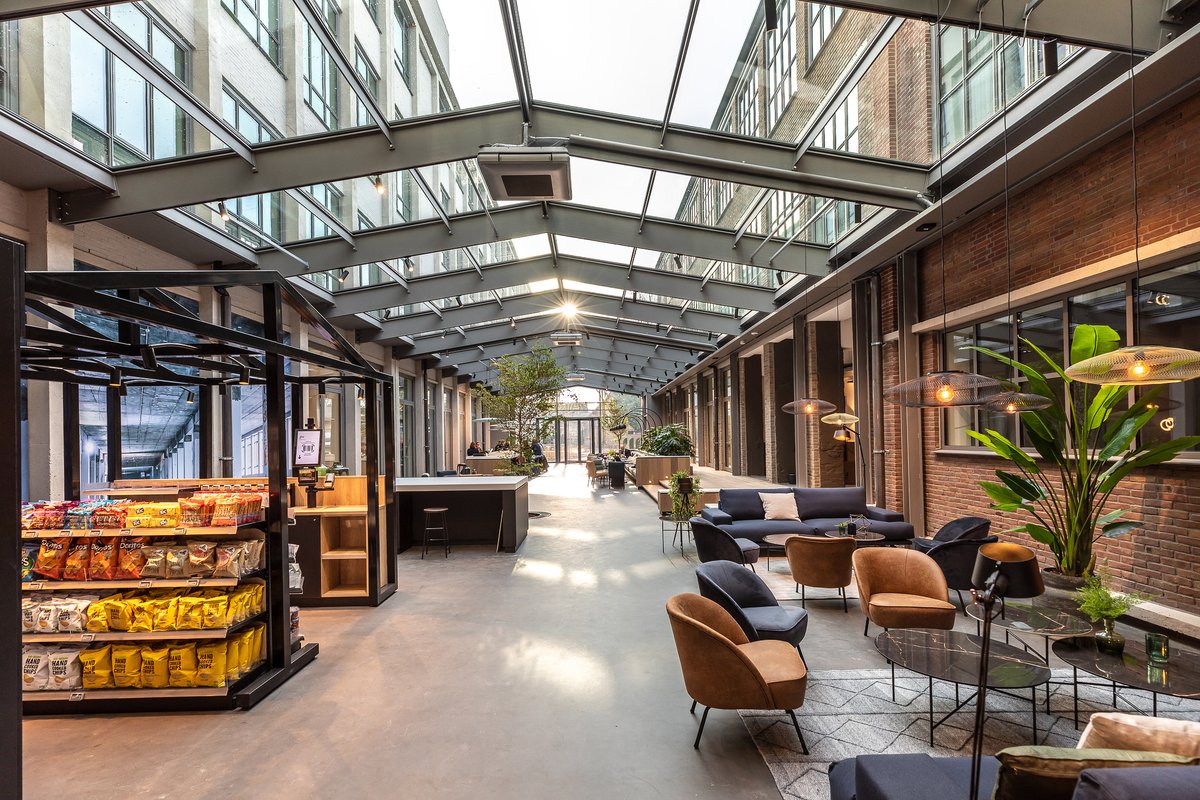 jmvandelft's tweet photo. Prachtige foto's van het gerealiseerde H-park, een nieuw bruisend woon- en werkcomplex in Hilversum. Het speciaal voor dit project door ons ontworpen kozijnsysteem en glazen dak zorgen voor een spectaculair uitzicht! #trots | #ZZDP | #ReDeVelopmentBV | © foto’s: Chiel van Diest https://t.co/V2TrPhWX46