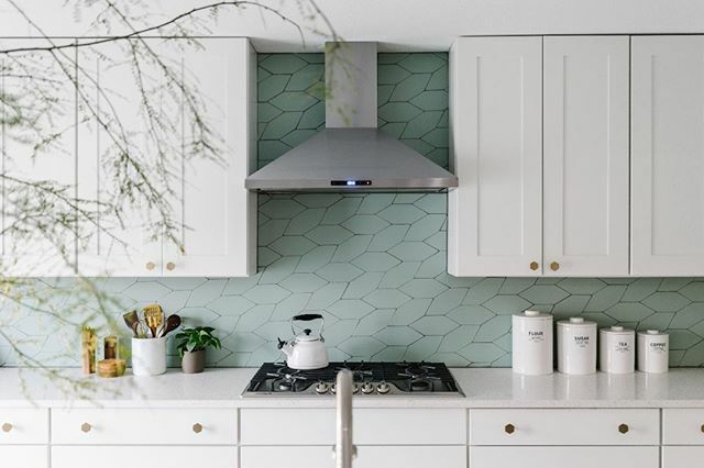 Susan_Abramson's tweet photo. Considering a new backsplash? Check out my latest! https://t.co/JetBkbLyzq https://t.co/jU2BaOw5XE