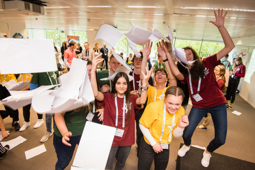 EdufinAEB's tweet photo. ¿Quieres saber cómo se vivió  la Final Europea del concurso de #EducaciónFinanciera European Money Quiz del 2019? No te quedes con las ganas y écha un vistazo a este vídeo: ↘️https://t.co/gqqoKGhA0m #EMQ19 https://t.co/tXcVTmIT56