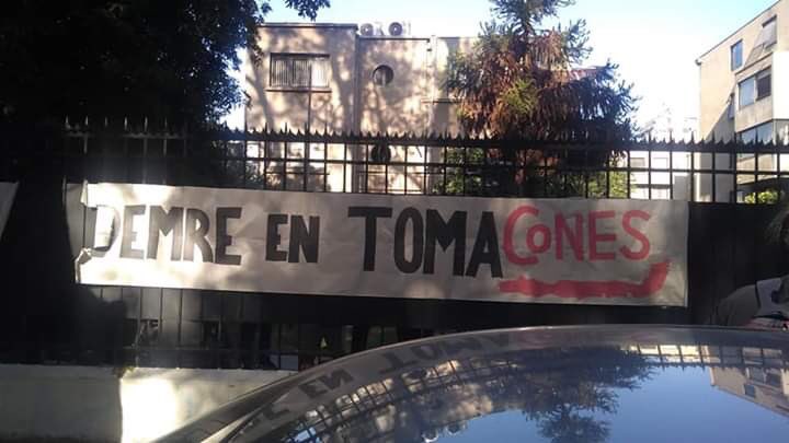 PCdeChile's tweet photo. Hoy la Coordinadora Nacional de Estudiantes Secundarios, se tomó la sede del @demre_uchile exigiendo:

1- Fin a la PSU y nuevo sistema de acceso a la ed. superior.

2- Renuncia de la ministra @mcubillossigall.

3- Que ningún/a estudiante sea excluido/a del proceso de admisión. https://t.co/zJocSh6r3g