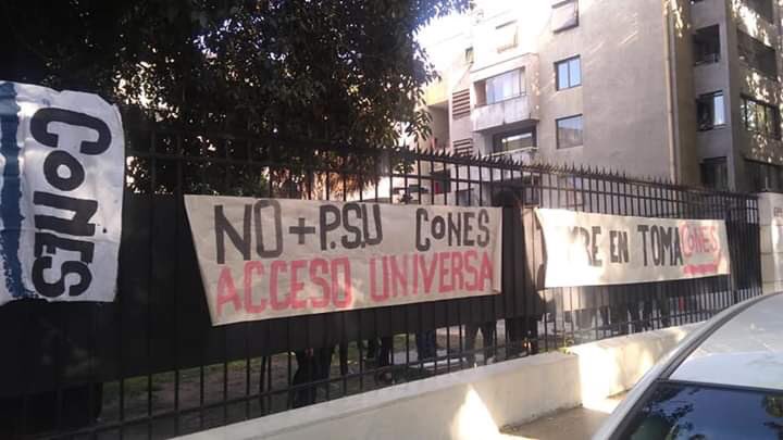 PCdeChile's tweet photo. Hoy la Coordinadora Nacional de Estudiantes Secundarios, se tomó la sede del @demre_uchile exigiendo:

1- Fin a la PSU y nuevo sistema de acceso a la ed. superior.

2- Renuncia de la ministra @mcubillossigall.

3- Que ningún/a estudiante sea excluido/a del proceso de admisión. https://t.co/zJocSh6r3g
