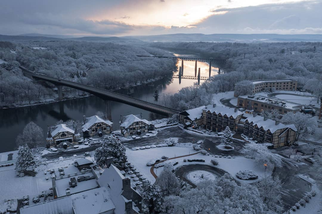 WVtourism's tweet photo. European-styled elegance and picturesque views of the Potomac River. The Bavarian Inn has it all. Discover the magic of winter right here in #AlmostHeaven. 

📷 : https://t.co/GnE8WYaGVs

📍: The Bavarian Inn https://t.co/U8tEqdDM6x