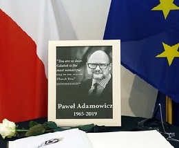CoR_President's tweet image. Today we remember @AdamowiczPawel: a humanitarian, city leader, defender of democracy &amp;amp; true European.

His values, ideals &amp;amp; lifelong work will always be an inspiration &amp;amp; never forgotten @EU_CoR