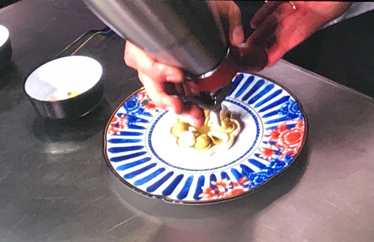 thomasrossini's tweet photo. aceituna, cerveza y pistacho...
el aperitivo español por @MSandovalCOQUE @madridfusion https://t.co/BnFGaiajrV