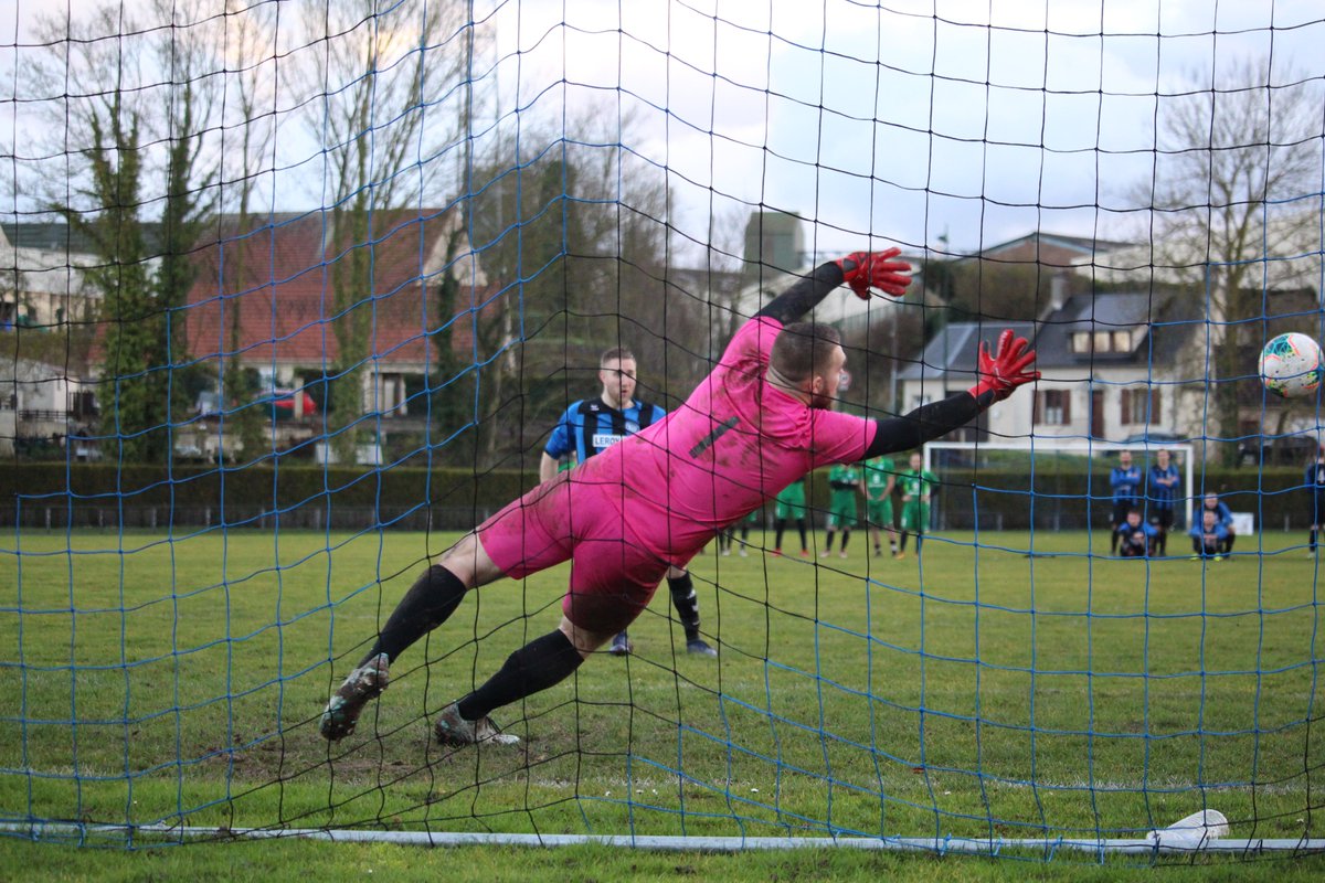 USBreteuil's tweet photo. #teamUSB
#seniorsc
#challengepatoux
Victoire ce dimanche 12/01/2020 aux tirs aux but 4-2 face à Dieudonne-Puiseux en 16 ème du challenge Patoux pour nos séniors C. (1-1)
Un bel arrêt de Enzo Pernet donne la victoire à l'USB après un match disputé !
bravo !
🔵⚫️⚽️ https://t.co/4R31vUdn2q