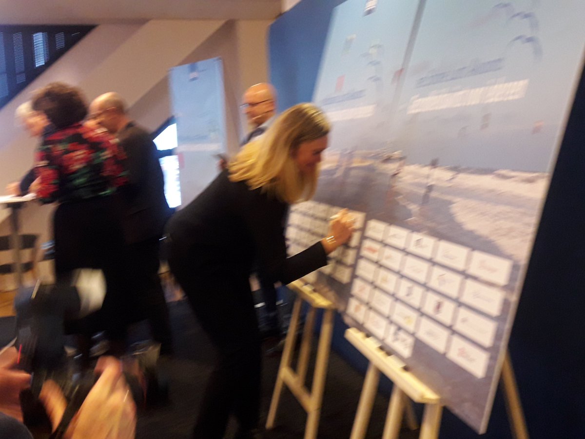 Ondertekening #SLA door <a href="/gemeentearnhem/">Gemeente Arnhem</a> door @CathelijneCB