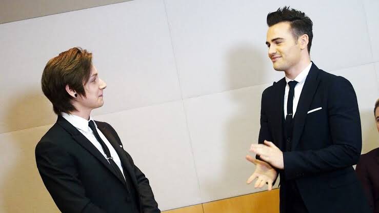 yuki_collabro's tweet photo. #100reasonswhyIloveTom #day11 #reason28  He sang a original beard song to ex-member Richard as “When I first saw you I found your beard amazing I was very jealous because I can't grow any facial hair.” I love the fact he wish he would have played rugby. https://t.co/L8P1WQHlyt https://t.co/coxyT3QGM8