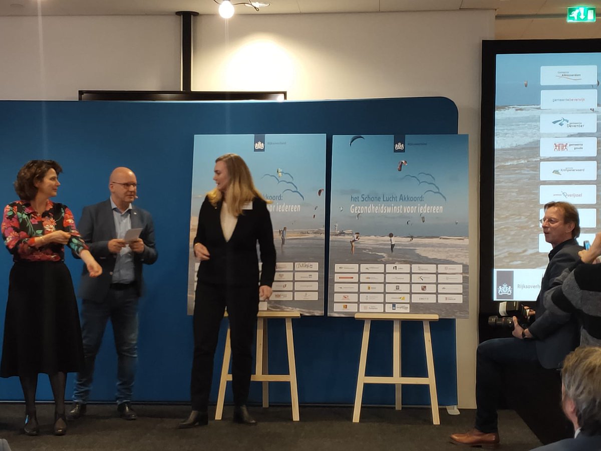 Schone Lucht Akkoord getekend door @CathelijneCB en <a href="/MinIenW/">Ministerie van Infrastructuur en Waterstaat</a>