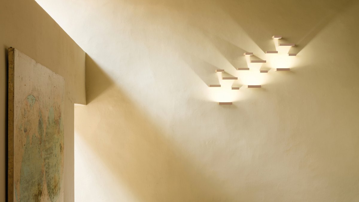 VibiaLight's tweet image. Although intended to illuminate swaths of wall space, some wall lights transcend their practical purpose with designs that double as dramatic décor. Read more in our blog: soo.nr/pVuI

#vibia #vibialighting #lighting #lightingdesign #architecture #interiordesign