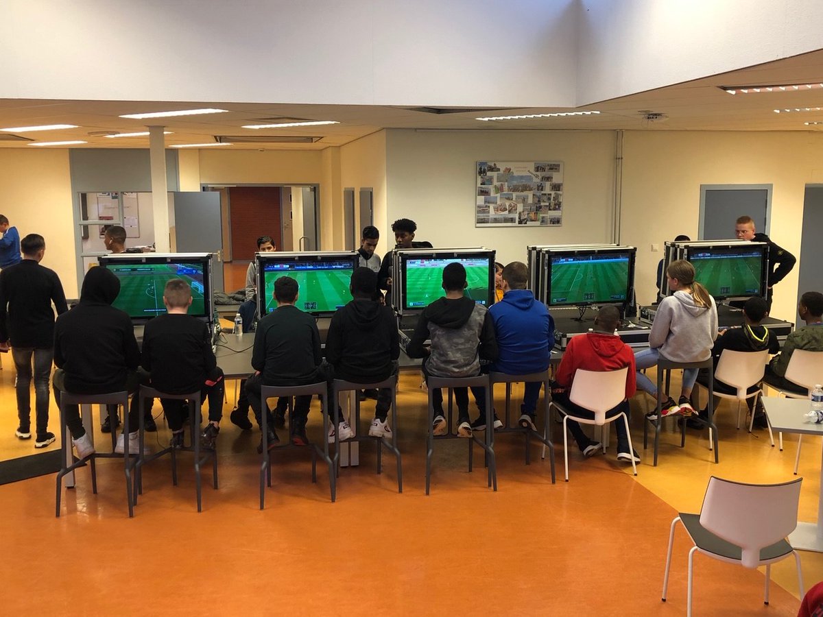 SportiefCapelle's tweet photo. Docent LO van @accentcapelle Patrick Rietbroek komt superlatieven tekort om aan te geven wat hij vindt van het project HOMEBASE dat onlangs op zijn school is geïntroduceerd. “Ik word hier heel, héél blij van!”. https://t.co/Oa4K0XEXRe https://t.co/kmbrYQzAZM