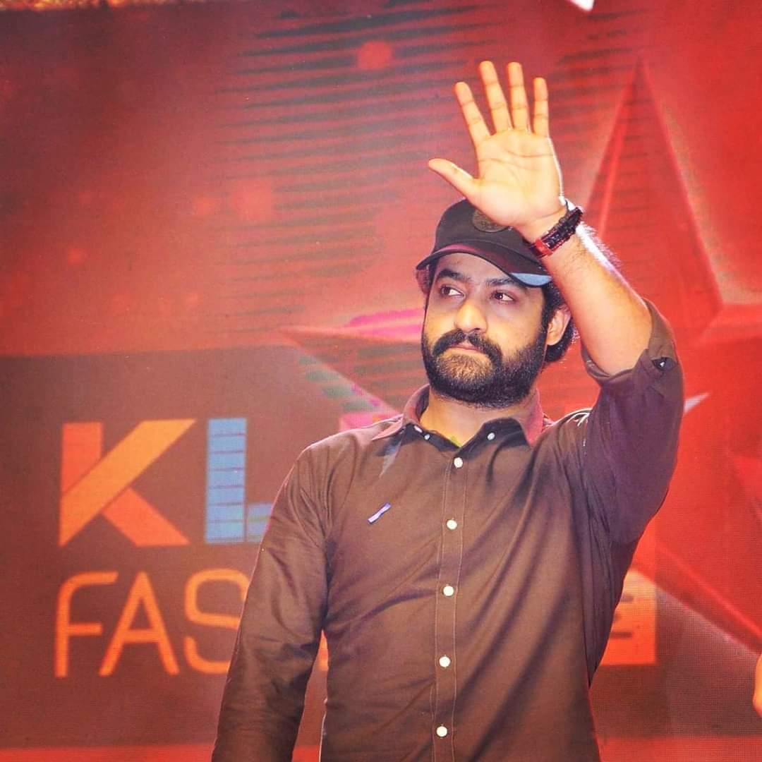 Bhagyasreestan's tweet photo. #TakkuvaFollowersSangam Get 1k followers

1. Retweet 

2. Follow all who retweets this tweet 

3. Follow back all
👇👇

#Takkuvafollowerssangam 
#TaggedhiLedhu 😎 #Takkuvafollowerssangam
#AlaVaikunthapurramuloo https://t.co/Ole7w0nmFZ
