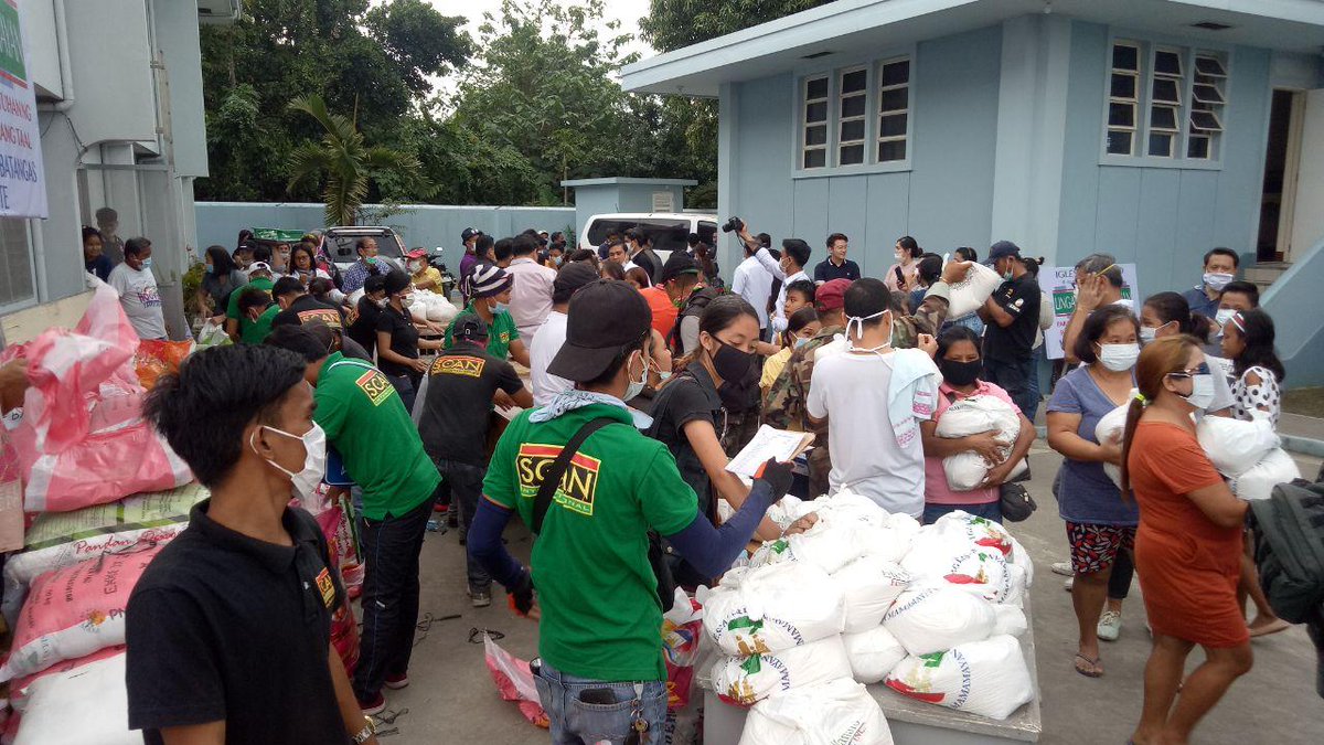 RadyoAgila1062's tweet photo. Mga residente ng Tanauan City, Talisay at iba pang karatig bayan na apektado ng pagsabog ng bulkang Taal sa probinsya ng Batangas, nilingap ng Iglesia NI Cristo. (Dañella Baisa) https://t.co/752ZR7CskJ