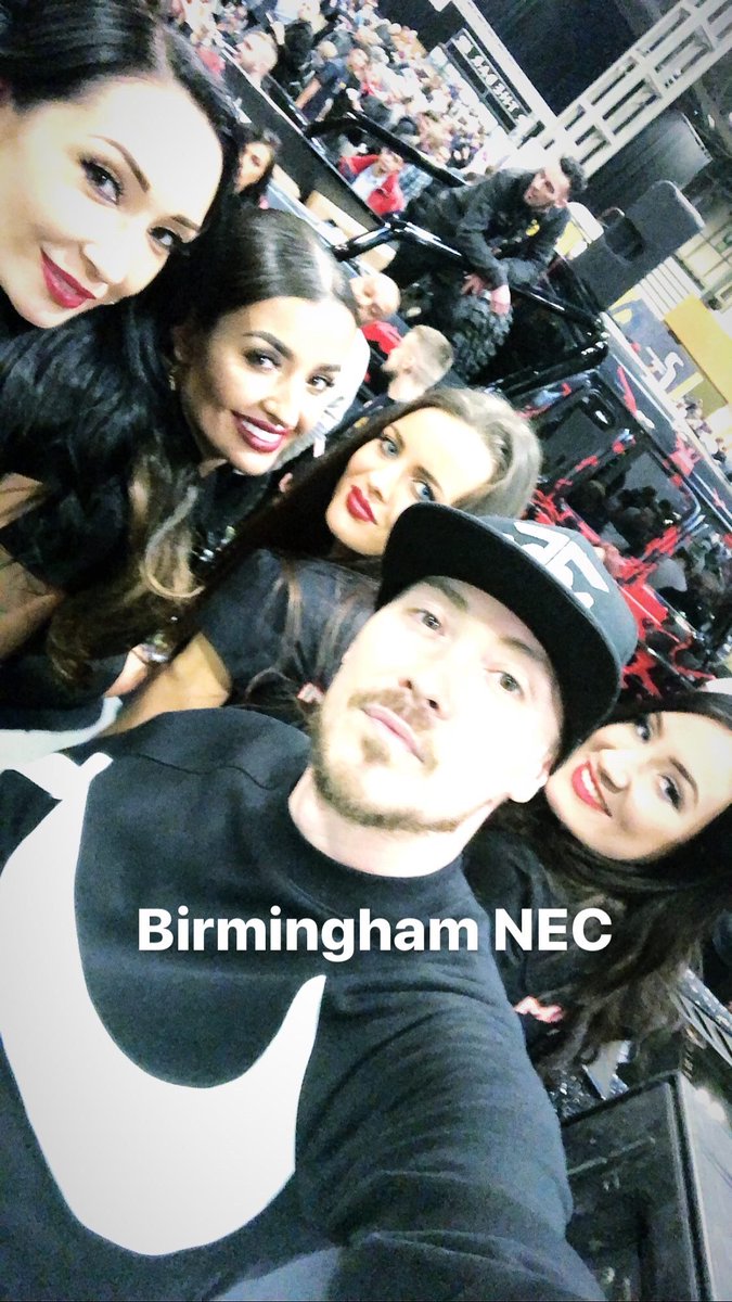 OriginalVapour's tweet photo. Went in at #BirminghamNEC this weekend for my #KreamDevelopments team... we always put on a good show! ππΌ https://t.co/ralmzBOjDM
