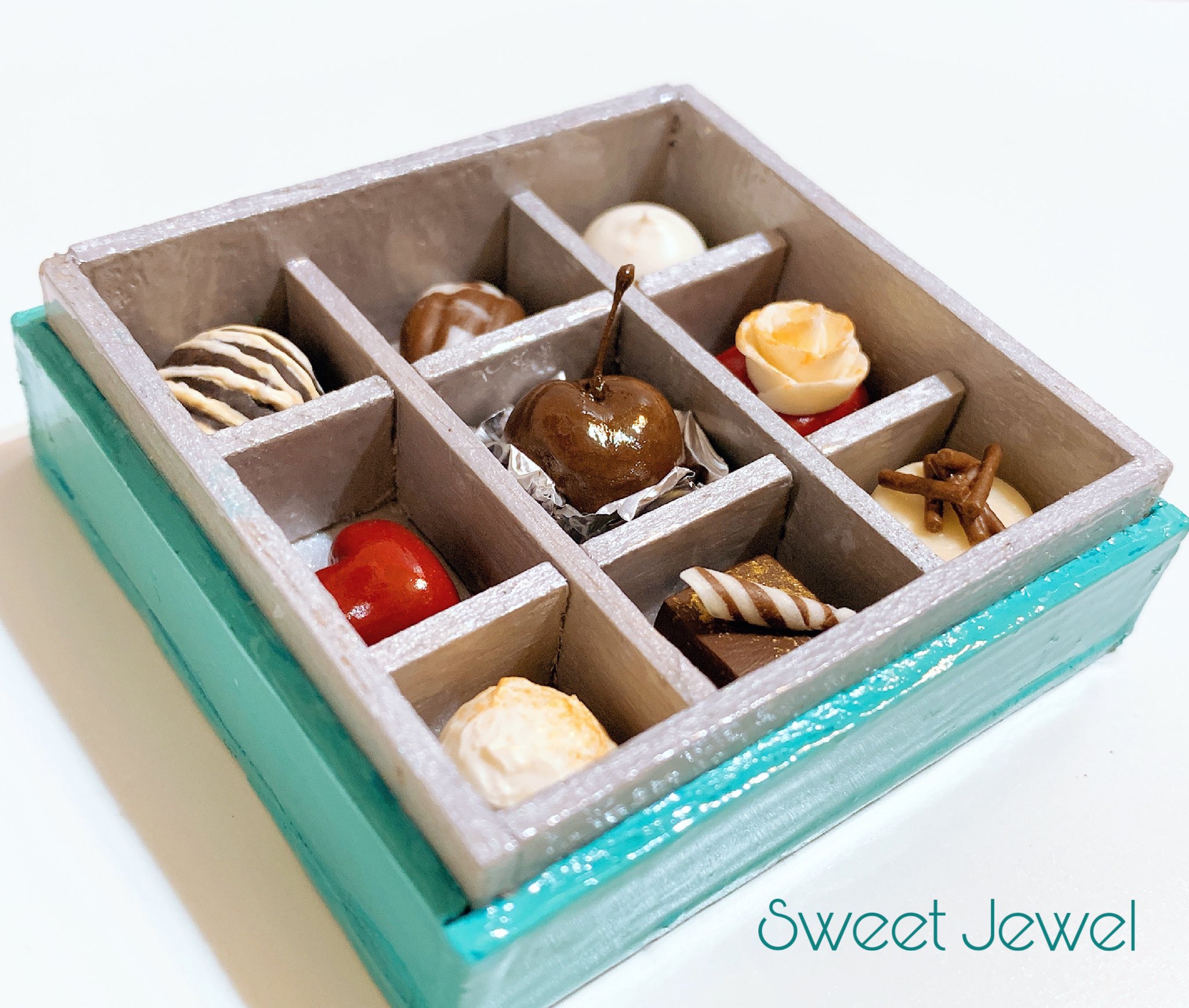 𝒌𝒊𝒚𝒐 𝑺𝒘𝒆𝒆𝒕 𝑱𝒆𝒘𝒆𝒍 2つめのチョコレートアソートbox詰め込みました チェリーチョコやプラリネクリーム入りのチョコなどなど イメージ さて蓋を作らないと フェイクスイーツ フェイクフード スイーツデコ 樹脂粘土