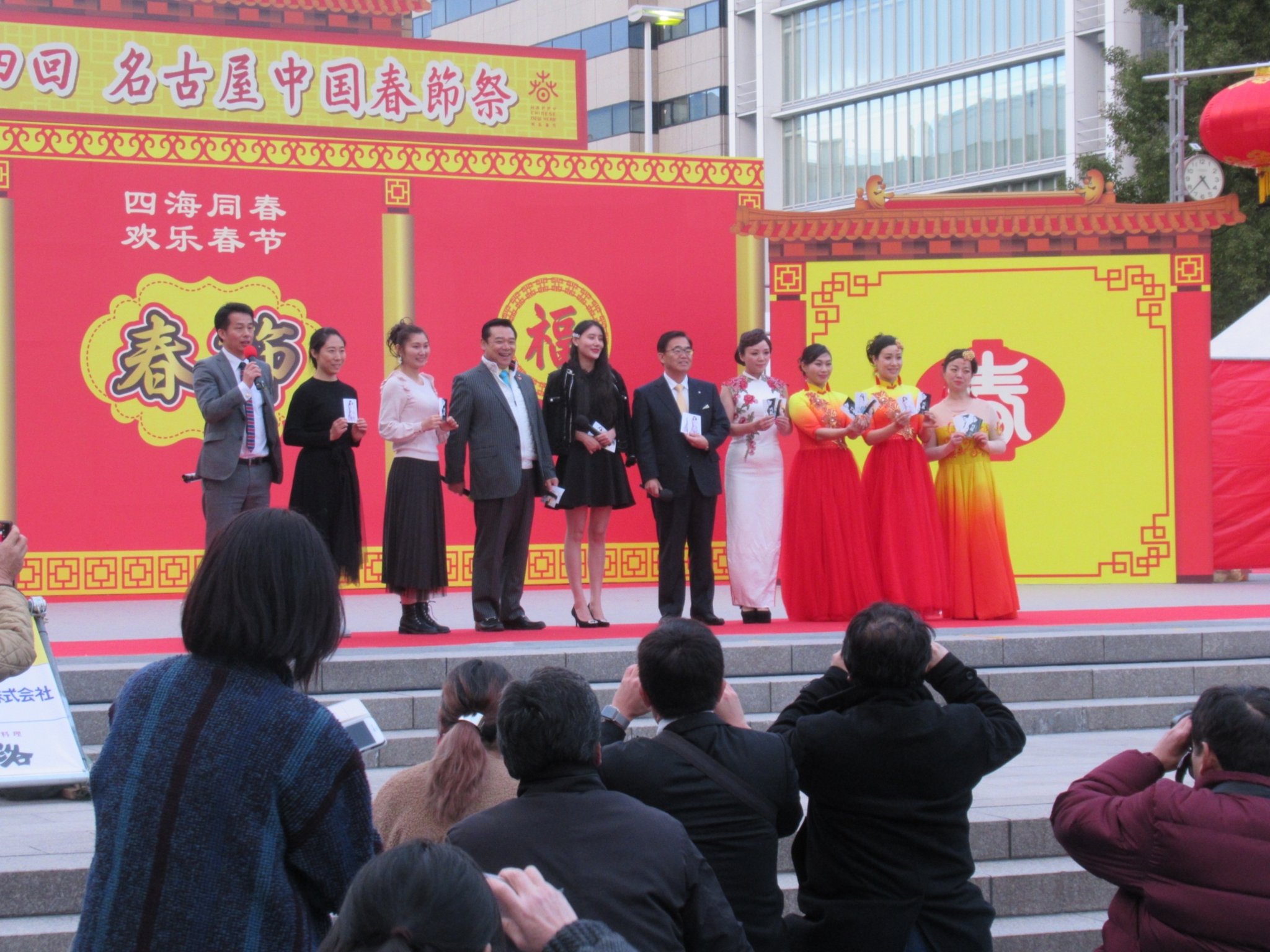 大村秀章 続いて 中国の女優ゴセイさん 劉軍春節祭実行委員長と ご来場の皆様にゴセイさんの写真をプレゼントしました 名古屋中国 春節祭にて T Co Msa4eiua3n Twitter