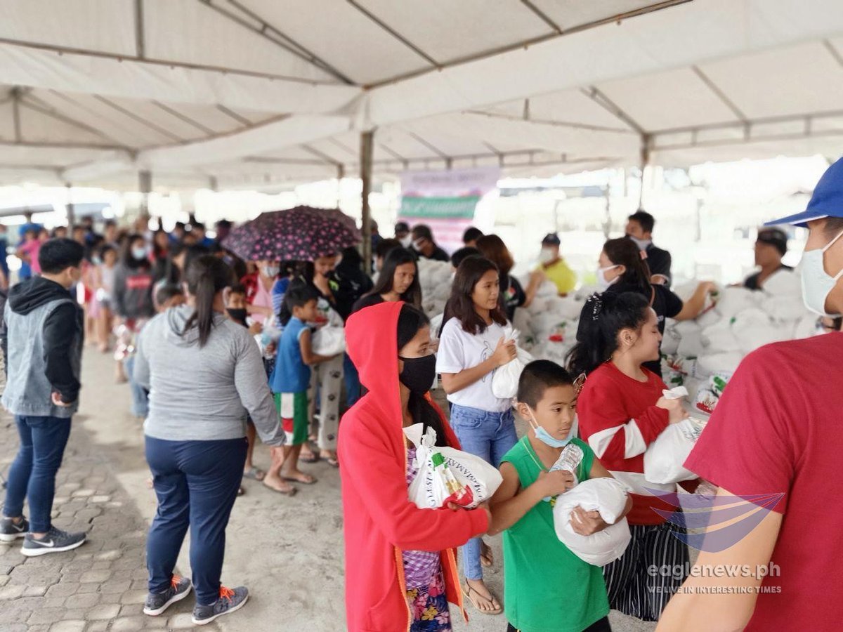 EagleNews's tweet photo. Iglesia Ni Cristo in cooperation with FYM Foundation distributes goodwill bags on Jan. 13 in various Lingap sa Mamamayan (Aid to Humanity) events in Batangas and Cavite after Taal volcano's eruption https://t.co/YT9iE5oKBg
