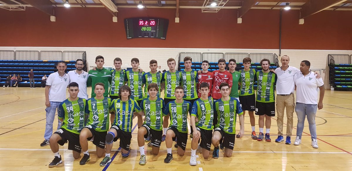 balonmanoikasa's tweet photo. 𝗘𝗤𝗨𝗜𝗣𝗢𝗦 𝗕𝗔𝗦𝗘 1920 #1JM
🏆 𝗝.9 🏟 Aranjuez
✅@BalonmanoAranj 20:26 @iKasaBMMADRID
Arrancamos con victoria la 2a vuelta en un trabado y frío partido ante un rival que puso las cosas muy difíciles y que lucha por meterse entre los 4 primeros.
💪💚 #ikasers https://t.co/lGa2dCj8Po