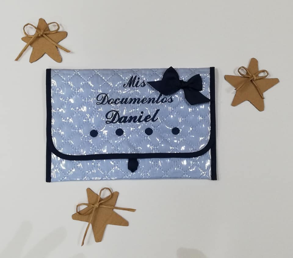 BLoymar's tweet image. ¡Empezamos la semana con este precioso Portadocumentos Personalizado para Daniel!
#portadocumentosbebe #regalosoriginales #regalospersonalizados #canastillasbebe #mibebe
#embarazadas