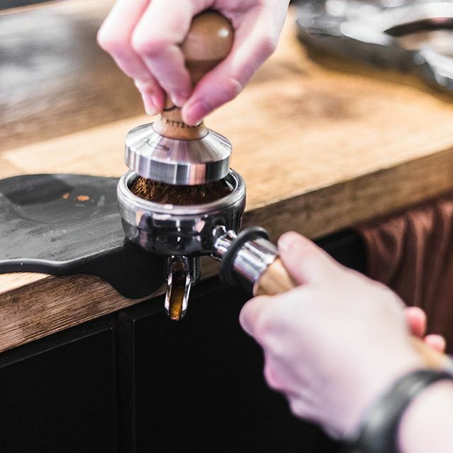 Mini lección cafetera para principiantes☕️🤓 El prensador (también conocido como tamper), permite presionar, prensar y compactar manualmente el café molido en el filtro de la máquina durante la preparación del café espresso. . . . 
#coffee #lunch #bre… ift.tt/2NluHPw