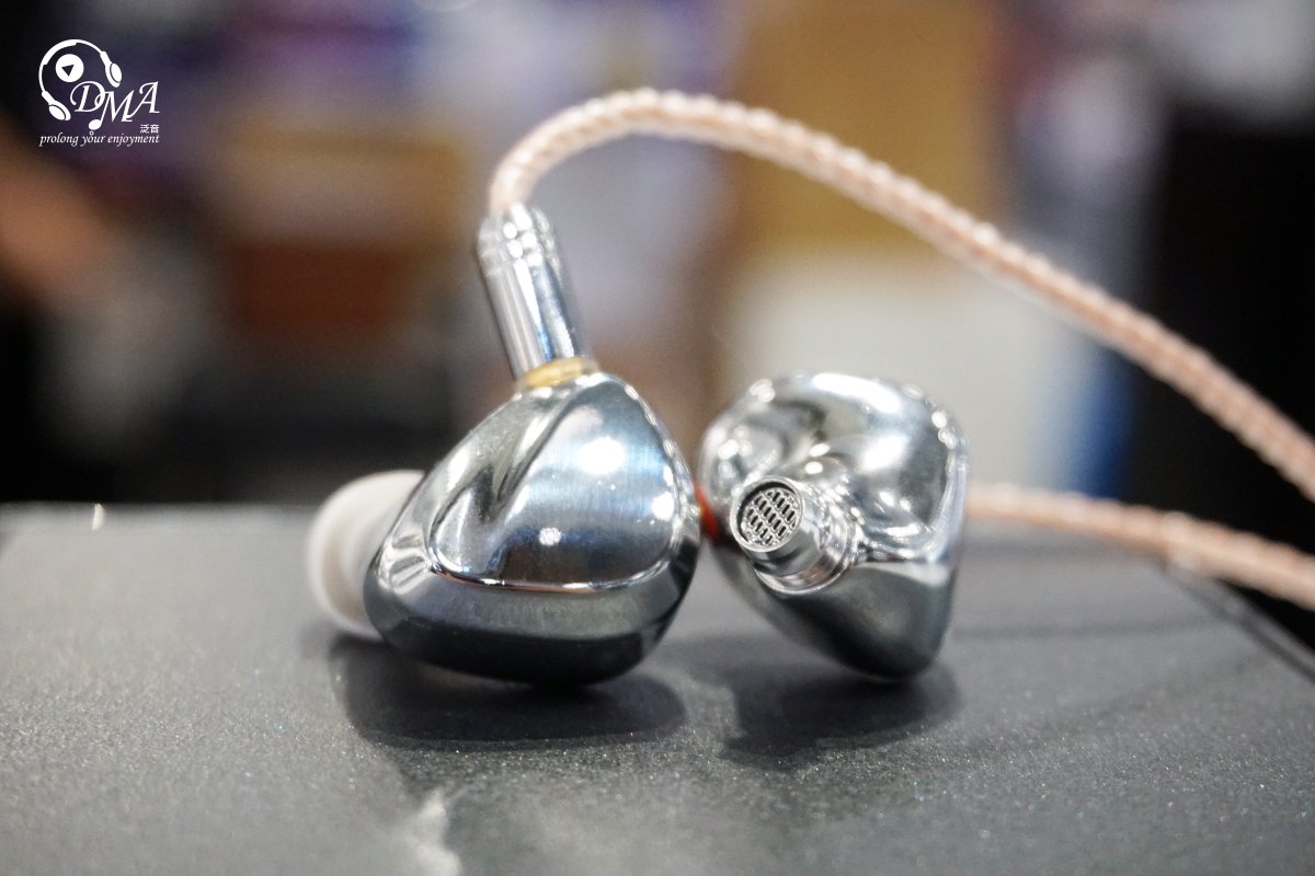 dmaaudio's tweet photo. 【拋光設計】

Tri Audio I3 採用 3 單元，由平板、動圈及動鐵混合，可換線設計，I3 使用 MMCX 插頭，容易配戴。使用金屬外殼，加上鏡面拋光設計，堅固耐用。

#TriAudio #I3 #混合單元 https://t.co/zkAMVLDmPe
