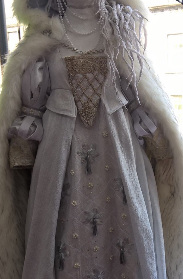IliyanaNedkova's tweet photo. Join us for a guest curators' talk as part of our Dames exhibition at #Thresholdartspace @HorsecrossPerth: 16/01, 16:00. Find out a/ the luscious needlework of the pantomime costumes, headwear & accessories designed by @edinburghcoll students. Book here: https://t.co/a9AjyOn3hp https://t.co/0IiNJwJqde