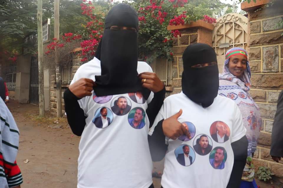 TeyibAbdi's tweet photo. #PR #Maraaraa/ #Jaal #Daawud Jawar Mohammed #B/G Kamaal #Obbo Baqqalaa/ Obbo #Lammaa.
#DirreeDhawaa.
Ummanni keenya maaltu akka dhufaa jiru dursee hubateera.
Chirichaaroo hin bitinaa jedhee ture Jawar.
Paartileen Oromoo ulfaadhaa. https://t.co/WPvv6Bamd8