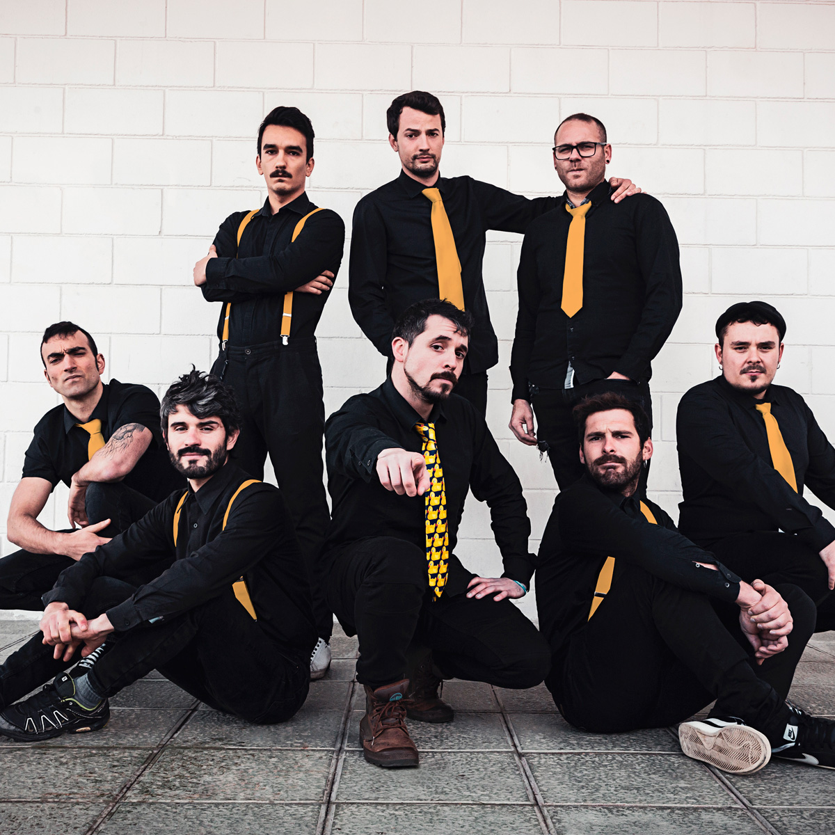 Voltamos á carga familia!🔥
Estamos cheos de ganas de presentarvos este novo proxecto! Pronto estrearemos o primeiro dos singles que traeremos neste 2020 e que conformarán un novo traballo. Con moitas ganas de anunciarvos as primeiras datas.
Que a festa non pare! Ei carballeira!