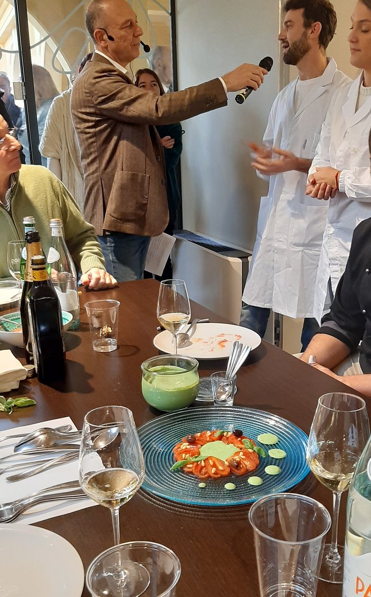 EsperimentidiMG's tweet photo. Basilico Day ed il Contest #pestoaparte oggi al @GenovaMog.
#basilicogenovesedop #basilicoday #liguria #gourmet https://t.co/VUQ3W1xpSf