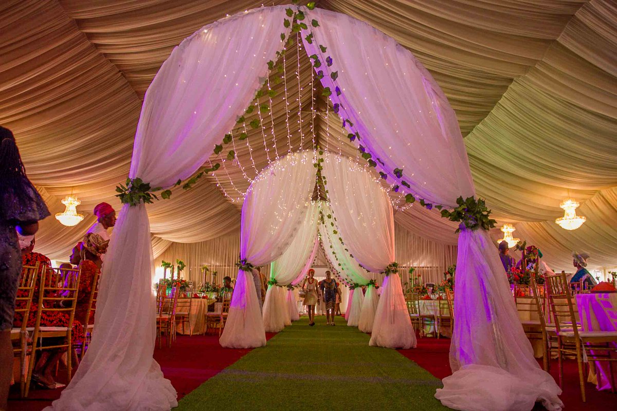 yard158arena's tweet photo. Walkway appreciation post 😍 This walkway was heavenly and elegant and couldn’t have suited the decor any better ☺️🤩
#yard158 #eventsvenue #ikeja #luxury #bellanaijaweddings #luxuryweddings #traditionalweddings #weddingdecor #yorubaweddings #nigerianweddings https://t.co/Yk2ogyh5vW