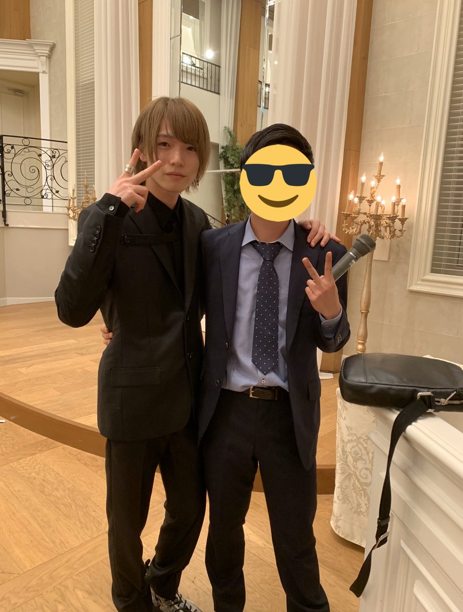 laters_hayashin's tweet photo. 成人式楽しかた😇
8年ぶりに会った小学校の友達の顔もノリも変わってないのも、
高校の同窓会もめちゃくちゃ楽しかった^ - ^
大人になったって変わらないもんは変わらないな、大切にしたい。

p.s. スーツ全身Diorにしました https://t.co/jRPRTs2WRC