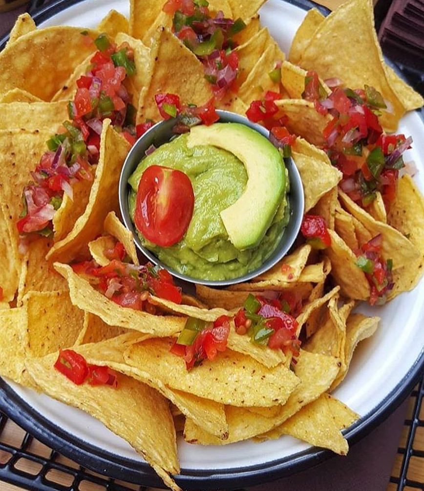 CentralParkLeon's tweet photo. Los lunes siempre necesitamos un poco de motivación extra 💪🏻 para empezar con ánimos la semana. 

Por eso, estamos seguros que nuestro  guacamole 🥑 con topping de pico de gallo es la mejor alternativa.

¿Quién se puede resistir a esta delicia? 😋

#comida #healthy #comidasana https://t.co/AQow6Vblm1